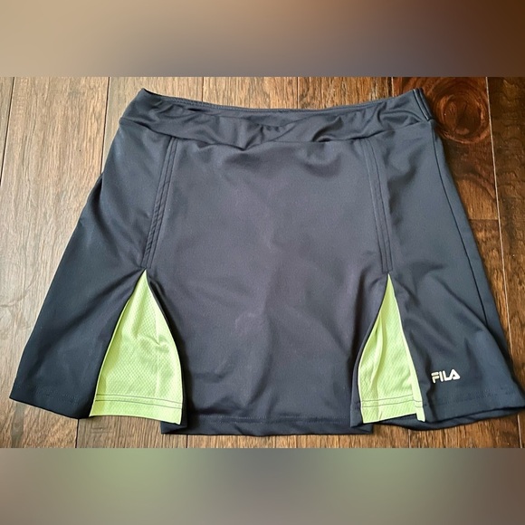 Fila Navy Blue & Green Tennis Skort Size Medium Athletic Gear Gently Used - Picture 1 of 9